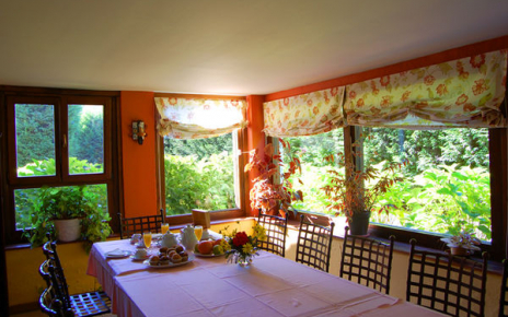 El jardín envuelve el comedor.